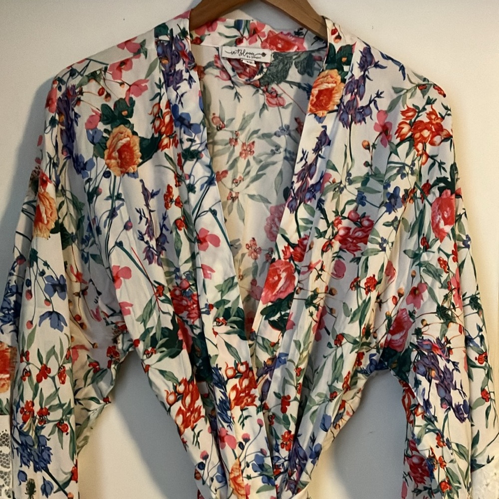 Floral Wrap Robe In Bloom by Jonquil with Lace  Trimmed Sleeves NEW NWT